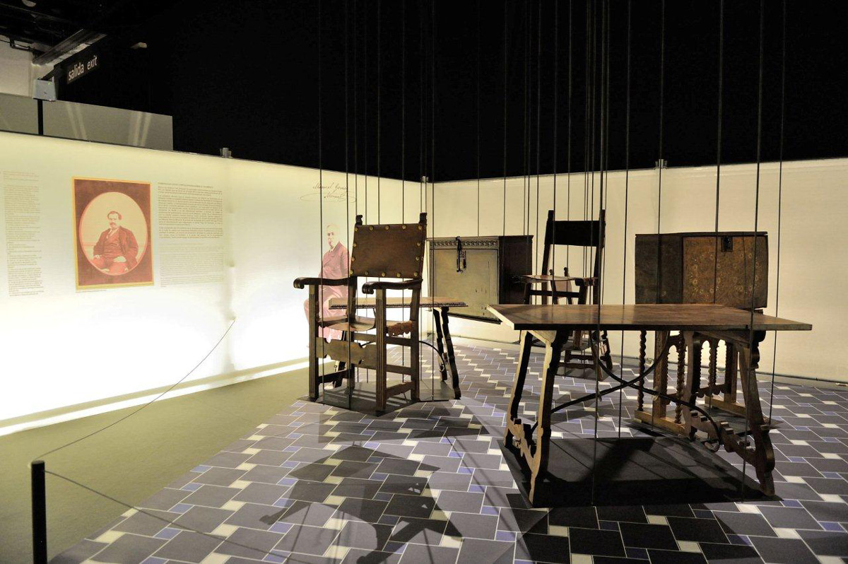 Exhibition installation. Furniture belonging to the Granada-born archeologist Manuel Gómez-Moreno.