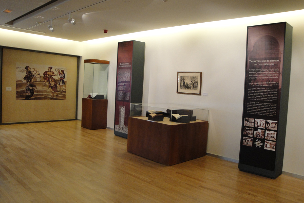 Vista de la sala de la Exposición Los Moriscos. Historia de una minoría celebrada en el Pabellón de al-Andalus y la Ciencia.