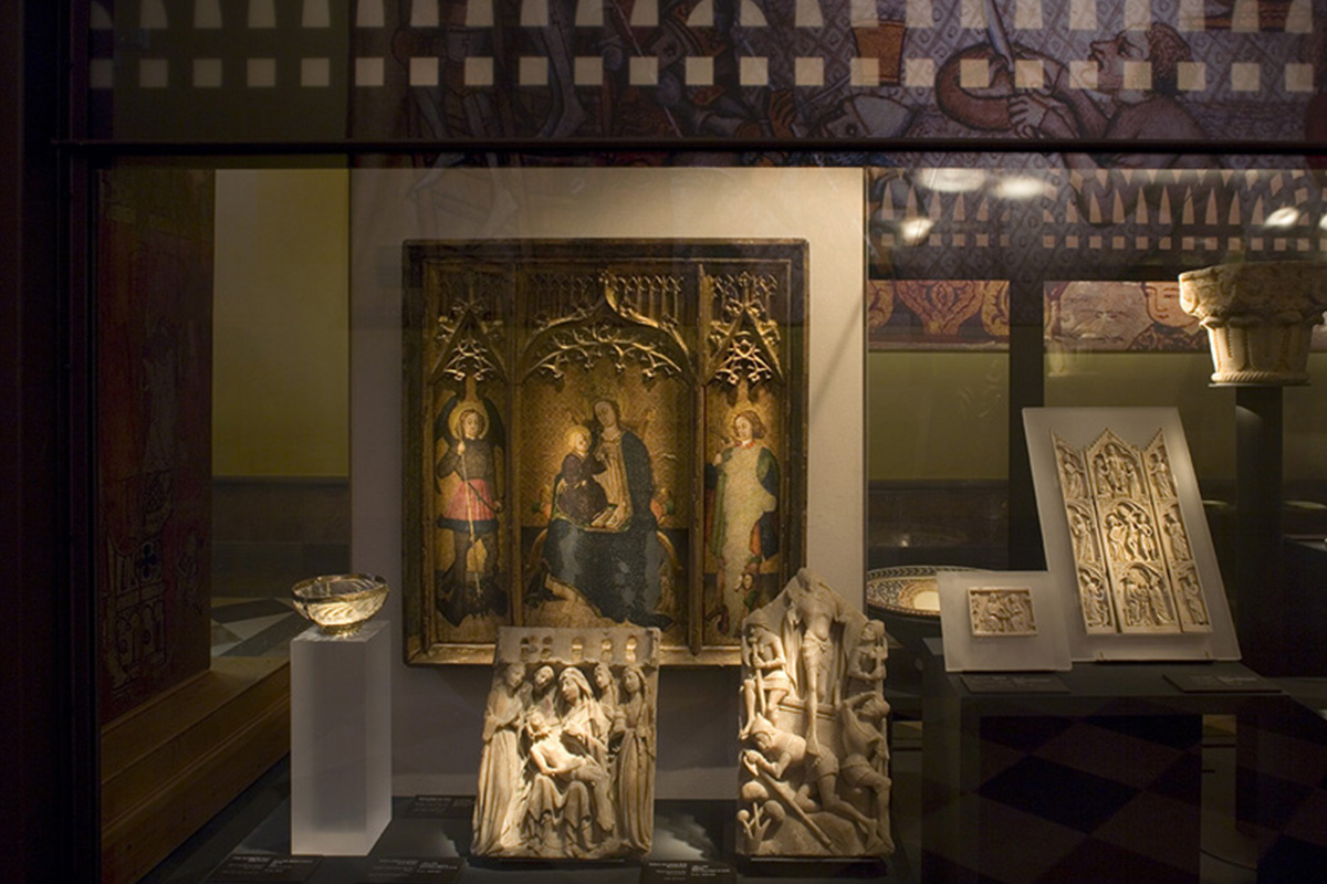 From left to right: Gobel made of rock crystal and golden silver (1320), a tryptich depicting the Virgin and Child, San Miguel and San Jorge (with stylistic fusion of french-Gothic and Flemish currents), alabaster relieves depicting scenes of Pieta and Resurrection (15th c.), an ivory plaque of a chess game (14th c.), that could be part of an ivory chest, and finally a Gothic ivory tryptich carved in three plaques (14th c.)