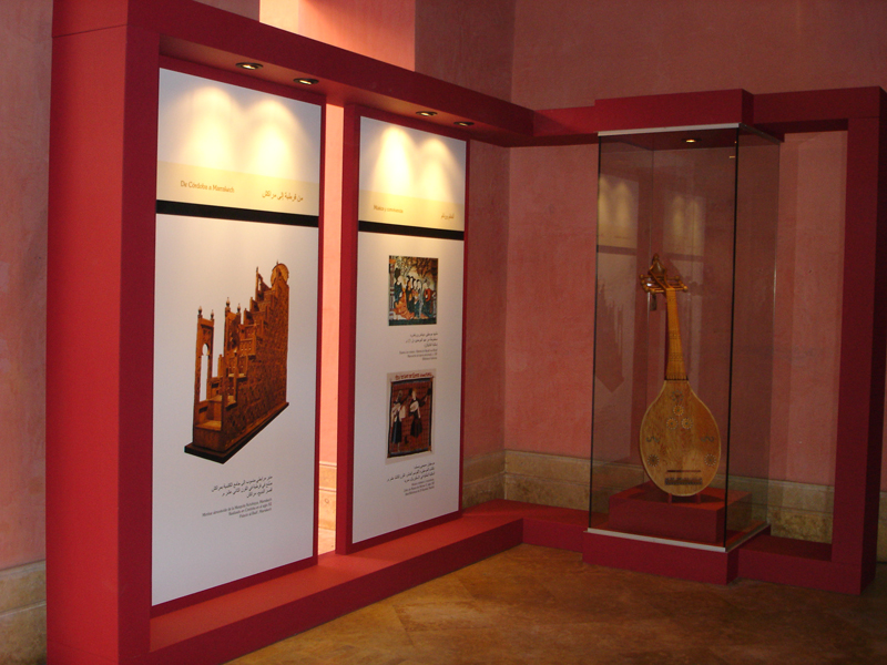 Montaje expositivo en el Teatro Real de Marraquech para la Exposición Marruecos y España. Una historia común.