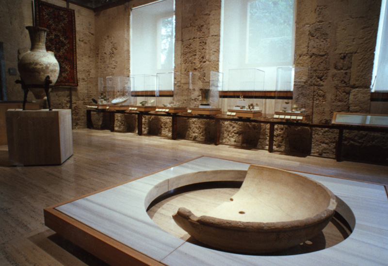 En el centro de la sala Fuente Circular (siglo XIV), de gran tamaño y labrada en mármol blanco veteado. Sala de la Exposición "El arte islámico de Granada. Propuesta para un Museo de la Alhambra".