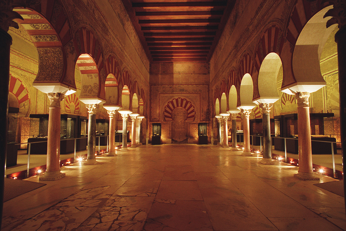 Salón de Abd al-Rahman III o Salón Rico de Madinat al-Zahra, espacio expositivo en la Exposición El esplendor de los Omeyas cordobeses.