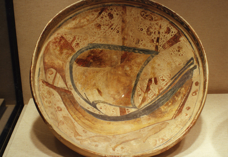 Nasrid large bowl with representation of a ship (Malaga Museum).