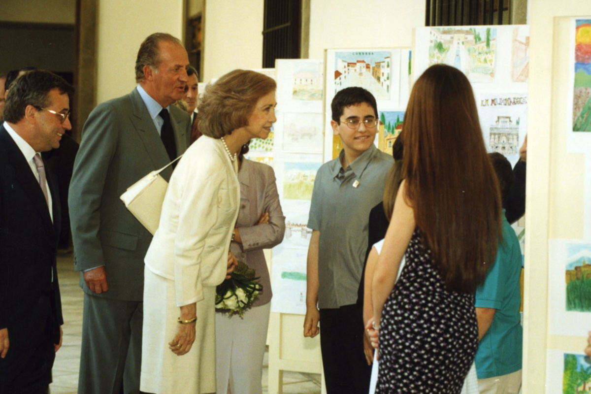 Boys and girls, finalists in the youth drawing Contest, talk with TT.MM. the Emeritus Kings of Spain. Courtyard of Granada City Council.