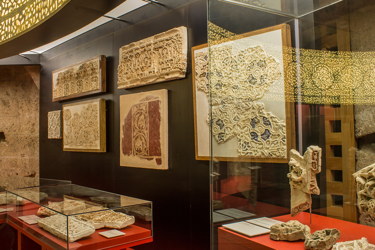 Fragmentos de yesería, paneles de yeso o cornisas en la Exposición. Fotografía de Miguel Ángel Benavente Gálvez.