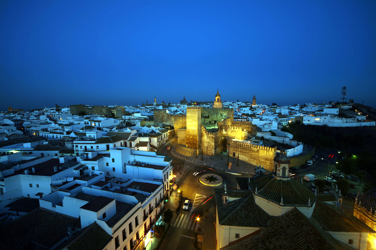 Vista del Alcázar de la Puerta de Sevilla y de la ciudad amurallada. Carmona. Sevilla.