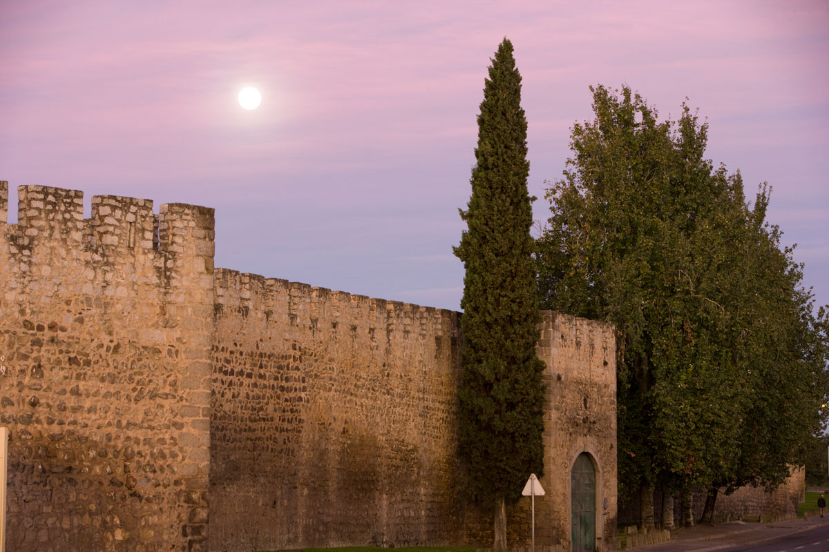 Vista parcial de la Muralla de Évora. Portugal.