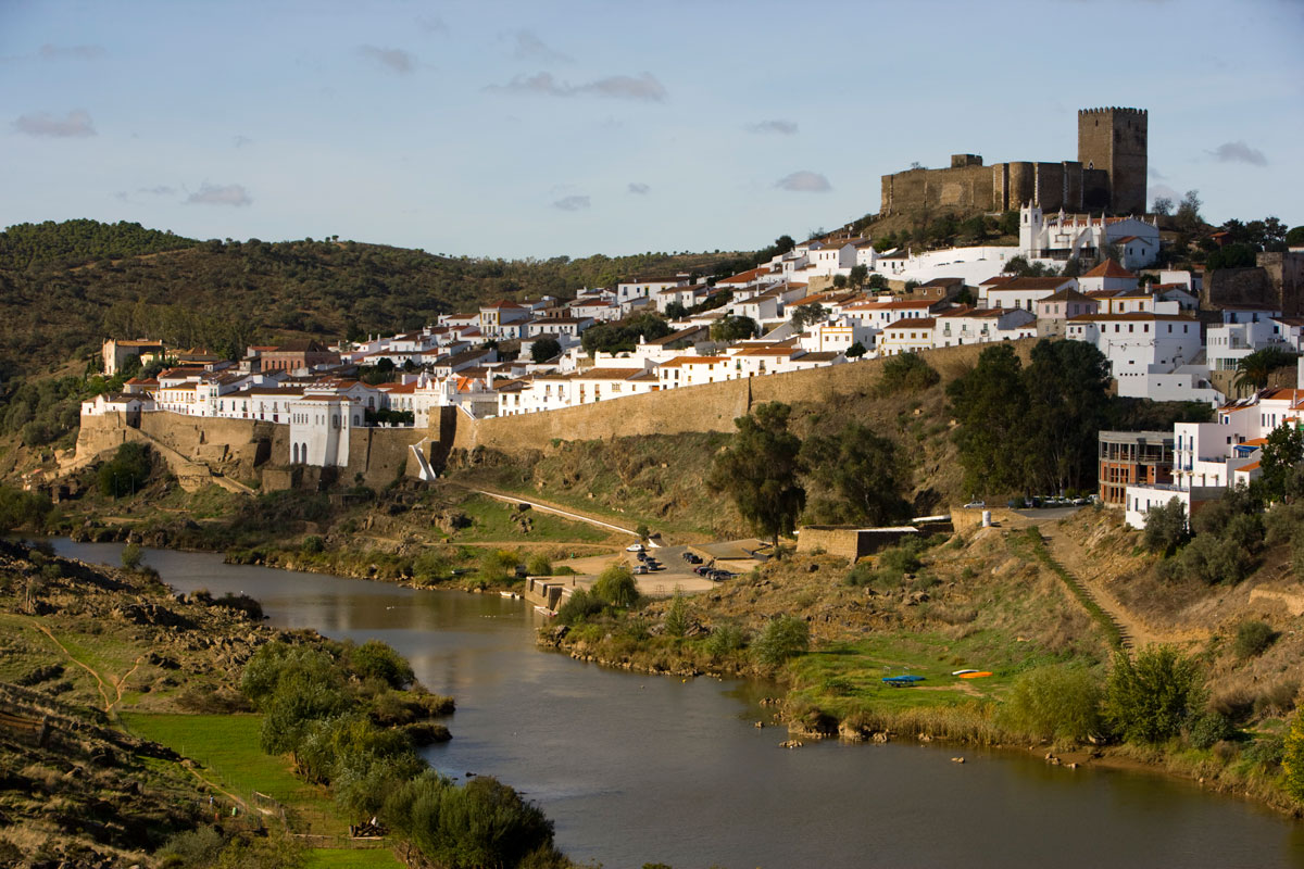 Vista de Mértola con castillo al fondo. Mértola. Portugal.