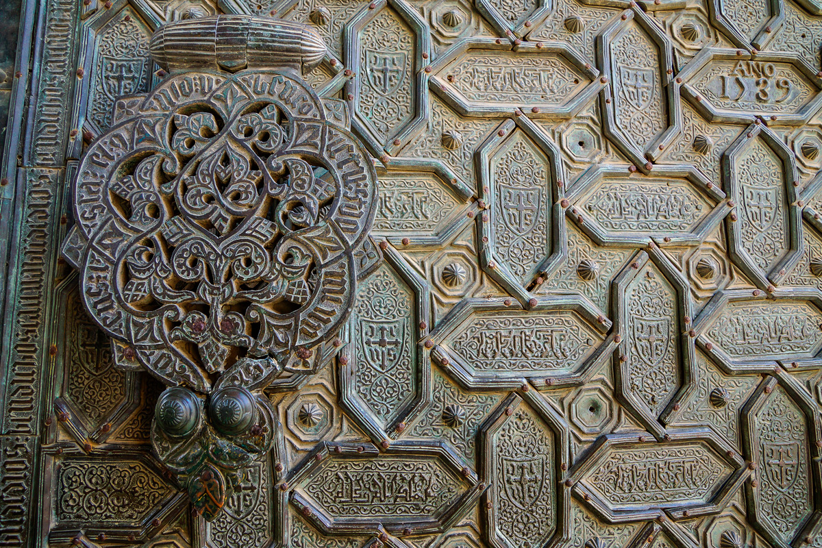 Golpeador de puerta de bronce. Mezquita-Catedral de Córdoba.