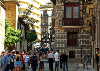 Calle Oficios. A la izquierda, la Capilla Real, a la derecha, La Madraza.