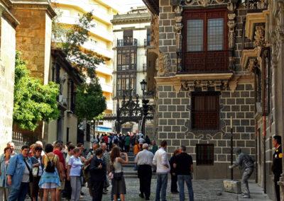 Oficios St. On the left, the Royal Chapel, on the right, La Madraza.