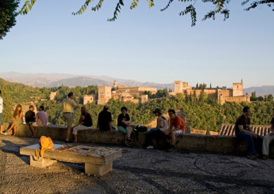 Mirador de San Nicolás con la Alhambra al fondo.
