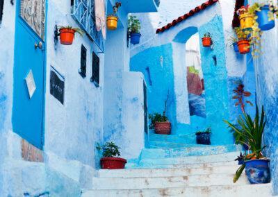 Típica calle de Chefchaouen. Marruecos.