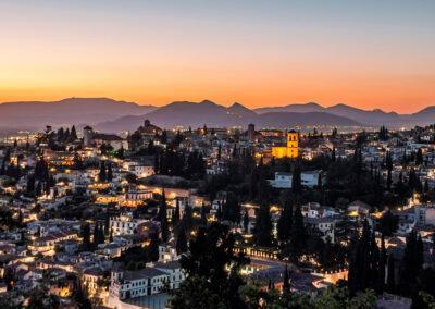 Vista del albayzin. En el centro iluminada la Iglesia de San Salvador.