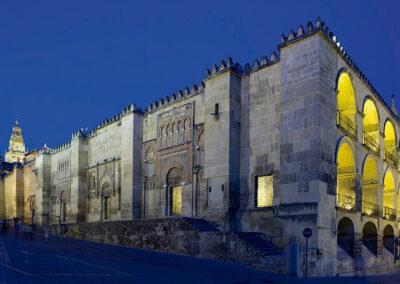 Una vista nocturna de la puerta oeste de la Mezquita Catedral de Córdoba