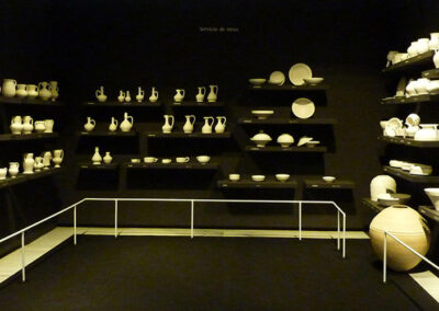 Replica of part of andalusi kitchen furnishing: flasks, long-necked bottles, cups, large bowls and a washbasin.