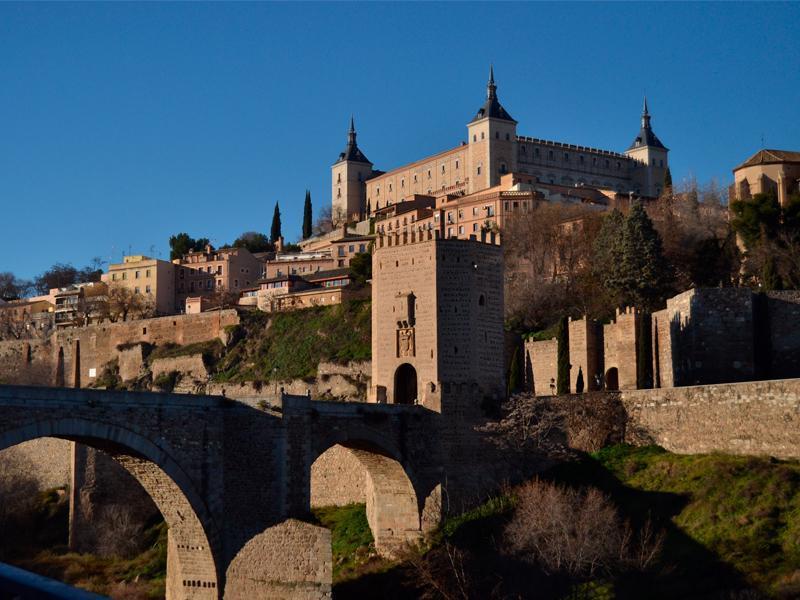 Vista de Toledo: en primer plano el Puente de Alcántara y el Alcázar al fondo