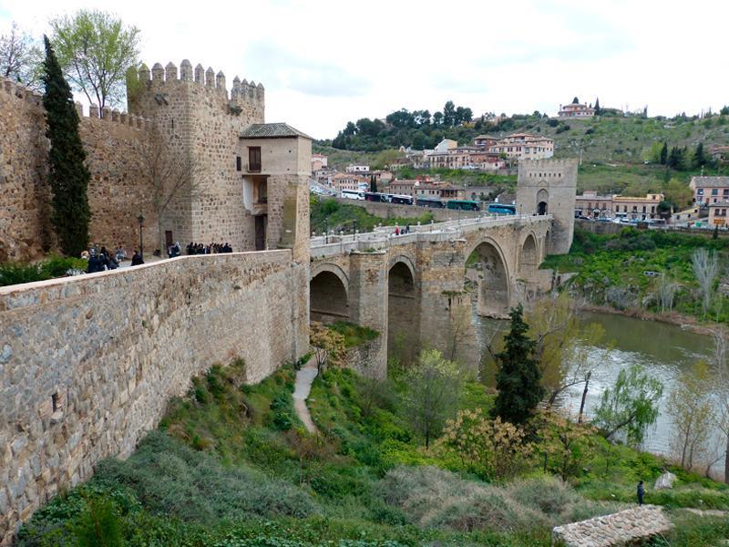 El Puente de Alcántara, sobre el río Tajo, con la Puerta del Triunfo en uno de sus extremos.