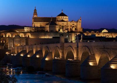 A view of the Mosque-Cathedral of Córdoba from the Roman Bridge. ©Plataforma de Material Audiovisual de Turismo y Deporte de Andalucía.