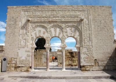 Portada de la Casa de Yafar. Madinat al-Zahra. Córdoba. ©Plataforma de Material Audiovisual de Turismo y Deporte de Andalucía.