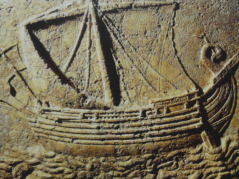 Imagen de un barco fenicio del siglo II, tallado en un sarcófago.