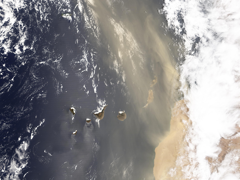 Las Islas Canarias bajo una nube de polvo del Sahara.